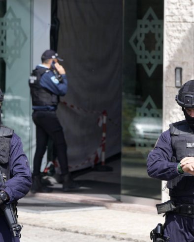 ТИНЕЈЏЕР ИЗМАСАКРИРАО ЧИТАВУ ПОРОДИЦУ: Искасапио оца, маћеху и сестру - Полиција затекла језиве сцене на лицу места