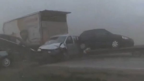СНИМЦИ ЛАНЧАНОГ СУДАРА КОД СУБОТИЦЕ: Сударило се 14 возила - ауто један на другом (ВИДЕО) СНИМЦИ ЛАНЧАНОГ СУДАРА КОД СУБОТИЦЕ: Сударило се 14 возила - ауто један на другом (ВИДЕО)
