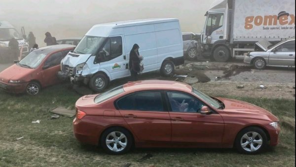 ЈАК ВЕТАР И ПЕСАК НАПРАВИЛИ КОЛАПС: Због судара 14 возила обустављен саобраћај на путу Суботица – Бачка Топола ЈАК ВЕТАР И ПЕСАК НАПРАВИЛИ КОЛАПС: Због судара 14 возила обустављен саобраћај на путу Суботица – Бачка Топола