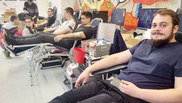 ХУМАНОСТ УЗ ВР НАОЧАРЕ: У новосадском НТП организована акција давања крви на посебан начин: ХУМАНОСТ УЗ ВР НАОЧАРЕ: У новосадском НТП организована акција давања крви на посебан начин: