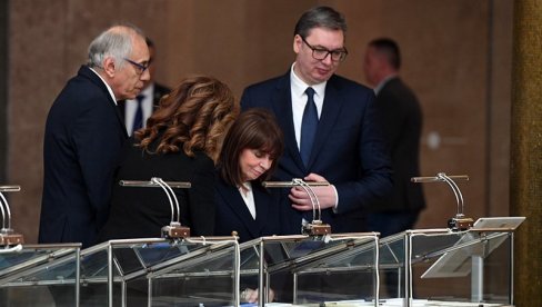 Aleksandar Vučić i Katerina Sakelaropulu posetili izložbu Državnog arhiva Srbije Aleksandar Vučić i Katerina Sakelaropulu posetili izložbu Državnog arhiva Srbije