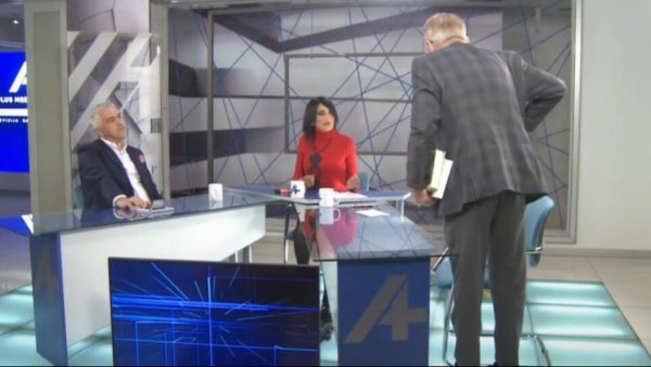 ХАОС НА ЦРНОГОРСКОЈ ТЕЛЕВИЗИЈИ У ПРОГРАМУ УЖИВО: Викао да Ђукановић мора да победи, вређао водитељку, па отишао из студија (ВИДЕО) ХАОС НА ЦРНОГОРСКОЈ ТЕЛЕВИЗИЈИ У ПРОГРАМУ УЖИВО: Викао да Ђукановић мора да победи, вређао водитељку, па отишао из студија (ВИДЕО)
