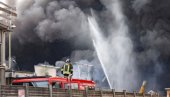 GORI HEMIJSKA FABRIKA U ITALIJI: Plamen bukti, crni dim kulja, građanima rečeno da ostanu kod kuće zbog moguće katastrofe (VIDEO)