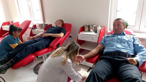 ХУМАНИ ЧУВАРИ МИРА: У Источном Сарајеву полицајци најредовнији даваоци крви ХУМАНИ ЧУВАРИ МИРА: У Источном Сарајеву полицајци најредовнији даваоци крви