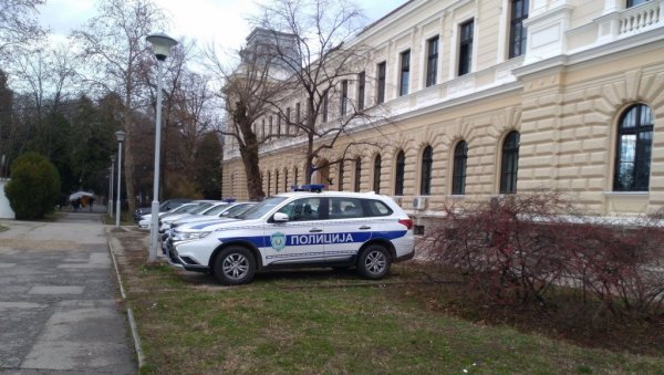 ПРИМОРАО ЧОВЕКА (56) ДА МУ ПОКЛОНИ КУЋУ И ДВЕ ПАРЦЕЛЕ: Драма у Пожаревцу, реаговала полиција ПРИМОРАО ЧОВЕКА (56) ДА МУ ПОКЛОНИ КУЋУ И ДВЕ ПАРЦЕЛЕ: Драма у Пожаревцу, реаговала полиција