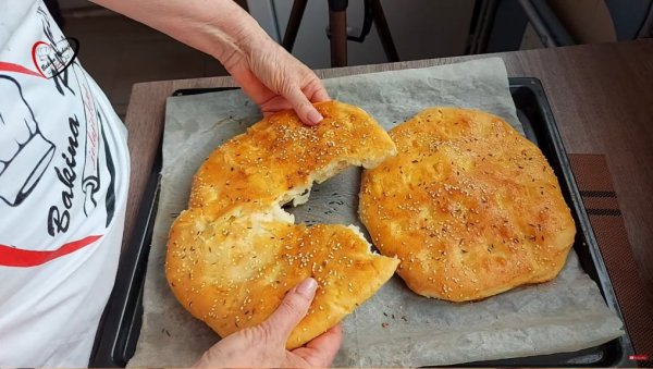 ЗДРАВО И УКУСНО: Домаћа погача са сусамом и кимом (ФОТО/ВИДЕО) ЗДРАВО И УКУСНО: Домаћа погача са сусамом и кимом (ФОТО/ВИДЕО)