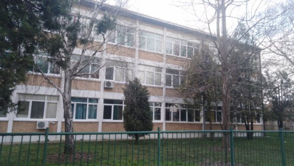 ПОВУКАО СЕ У СЕБЕ И НИ СА КИМ СЕ НИЈЕ ДРУЖИО Другови ученика који се бацио кроз прозор у чуду - Дечак наводно имао проблеме у школи ПОВУКАО СЕ У СЕБЕ И НИ СА КИМ СЕ НИЈЕ ДРУЖИО Другови ученика који се бацио кроз прозор у чуду - Дечак наводно имао проблеме у школи