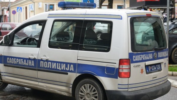 ВОЗАЧ ШЛЕПЕРА ИЗГУБИО КОНТРОЛУ И ПРЕВРНУО ВОЗИЛО Тешка саобраћајка код Чачка: Затворена једна трака, саобраћајна полиција на лицу места ВОЗАЧ ШЛЕПЕРА ИЗГУБИО КОНТРОЛУ И ПРЕВРНУО ВОЗИЛО Тешка саобраћајка код Чачка: Затворена једна трака, саобраћајна полиција на лицу места