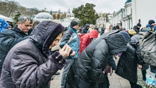 ЗВОНА ЗА УЗБУНУ У КИЈЕВСКО-ПЕЧЕРСКОЈ ЛАВРИ: Верници спречили државну комисију да уђе у светињу - Молите се за нас (ФОТО/ВИДЕО) ЗВОНА ЗА УЗБУНУ У КИЈЕВСКО-ПЕЧЕРСКОЈ ЛАВРИ: Верници спречили државну комисију да уђе у светињу - Молите се за нас (ФОТО/ВИДЕО)