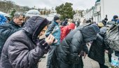 ЗВОНА ЗА УЗБУНУ У КИЈЕВСКО-ПЕЧЕРСКОЈ ЛАВРИ: Верници спречили државну комисију да уђе у светињу - Молите се за нас (ФОТО/ВИДЕО)