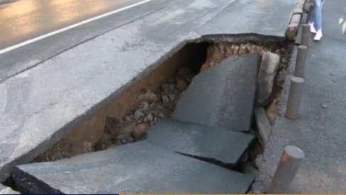 ZAMENA CEVI OD JESENI: Ispitivanja oštećenja kolovoza u delovima Drajzerove ulice nisu završena ZAMENA CEVI OD JESENI: Ispitivanja oštećenja kolovoza u delovima Drajzerove ulice nisu završena