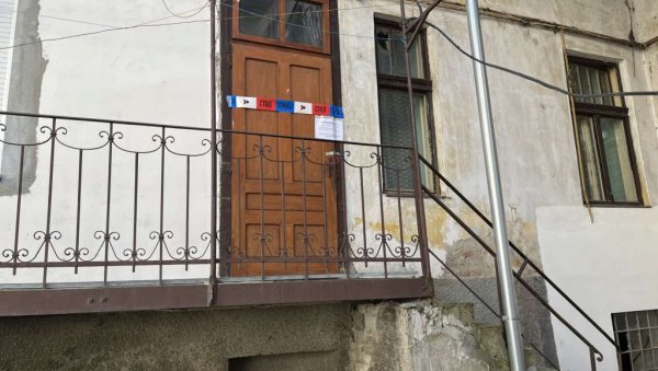 ПРВЕ СЛИКЕ И СНИМЦИ ИЗ ЗРЕЊАНИНА: Младић и девојка нађени мртви - тела у фази распадања (ВИДЕО) ПРВЕ СЛИКЕ И СНИМЦИ ИЗ ЗРЕЊАНИНА: Младић и девојка нађени мртви - тела у фази распадања (ВИДЕО)