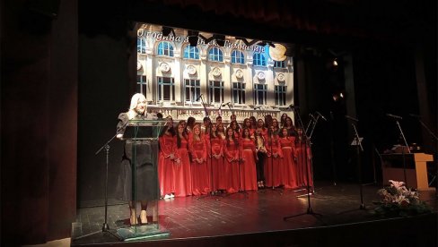 PESNICI PEVALI ZA ROĐENDAN GIMNAZIJE: Vranjska škola proslavila 142. rođendan PESNICI PEVALI ZA ROĐENDAN GIMNAZIJE: Vranjska škola proslavila 142. rođendan