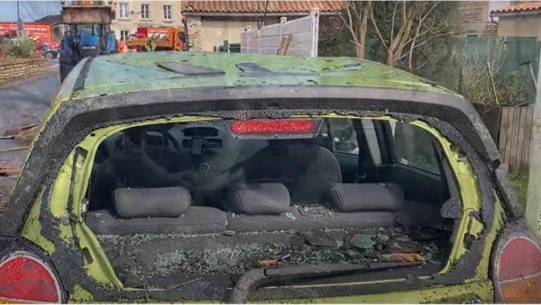 ТОРНАДО ПРОТУТЊАО ФРАНЦУСКОМ: Дрво убило младића ТОРНАДО ПРОТУТЊАО ФРАНЦУСКОМ: Дрво убило младића
