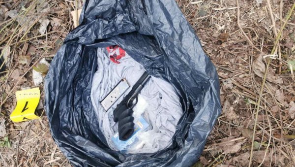 ПОЛИЦИЈА И БИА У КРУШЕВЦУ: Ухапшен Крушевљанин са дебелим досијеом, нашли му ватрено оружје и дрогу (ФОТО) ПОЛИЦИЈА И БИА У КРУШЕВЦУ: Ухапшен Крушевљанин са дебелим досијеом, нашли му ватрено оружје и дрогу (ФОТО)