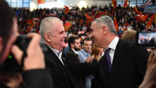 МИЛО СПАО НА НИСКЕ ГРАНЕ: На Ђукановићевој завршној конвенцији Чанак, Бисерко и Рада Трајковић МИЛО СПАО НА НИСКЕ ГРАНЕ: На Ђукановићевој завршној конвенцији Чанак, Бисерко и Рада Трајковић