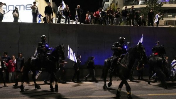 ХАОС У ТЕЛ АВИВУ: Воденим топовима на демонстранте (ФОТО) ХАОС У ТЕЛ АВИВУ: Воденим топовима на демонстранте (ФОТО)