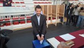 ГЛАСАО ЈАКОВ МИЛАТОВИЋ: Тече изборни дан у Црној Гори (ВИДЕО)