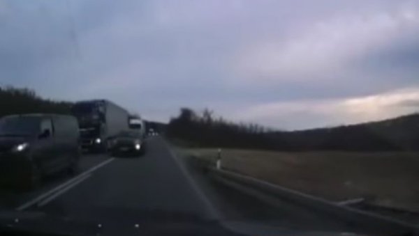 СЕКУНДА ИХ ДЕЛИЛА ОД ТРАГЕДИЈЕ: Језива сцена на путу у Сремским Карловцима, брзом реакцијом избегнута несрећа (ВИДЕО) СЕКУНДА ИХ ДЕЛИЛА ОД ТРАГЕДИЈЕ: Језива сцена на путу у Сремским Карловцима, брзом реакцијом избегнута несрећа (ВИДЕО)