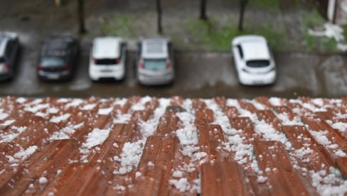 NEVREME NANELO VELIKU ŠTETU NA KiM: Obilna kiša i grad zasuli južnu srpsku pokrajinu NEVREME NANELO VELIKU ŠTETU NA KiM: Obilna kiša i grad zasuli južnu srpsku pokrajinu