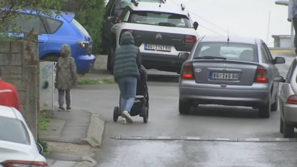 ТРОТОАР ПРЕУЗАК И ЗА ПЕШАКЕ: Честа слика у Миријеву да беби-колица мајке возе по коловозу јер немају куд ТРОТОАР ПРЕУЗАК И ЗА ПЕШАКЕ: Честа слика у Миријеву да беби-колица мајке возе по коловозу јер немају куд