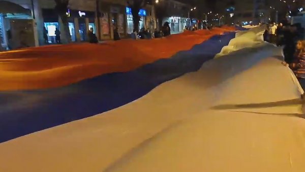 ОГРОМНА ТРОБОЈКА У БЕРАНАМА: Срби развили симбол литија у центру града (ВИДЕО) ОГРОМНА ТРОБОЈКА У БЕРАНАМА: Срби развили симбол литија у центру града (ВИДЕО)