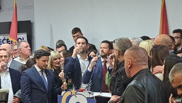 ШАМПАЊАЦ ЗА КРАЈ: Овако је Црна Гора прославила победу Јакова Милатовића (ФОТО) ШАМПАЊАЦ ЗА КРАЈ: Овако је Црна Гора прославила победу Јакова Милатовића (ФОТО)