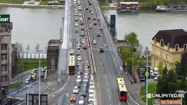 ПОНЕДЕЉАК У ЗНАКУ САОБРАЋАЈНОГ КОЛАПСА: Све стоји од Коњарника ка Аеродрому - затворена и једна улица у центру града ПОНЕДЕЉАК У ЗНАКУ САОБРАЋАЈНОГ КОЛАПСА: Све стоји од Коњарника ка Аеродрому - затворена и једна улица у центру града