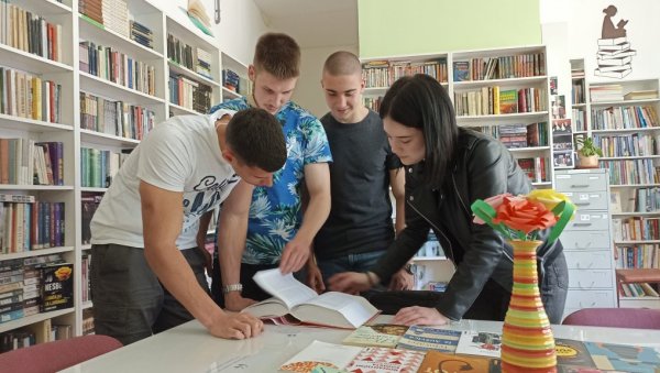 КРОЗ ДУАЛНО ОБРАЗОВАЊЕ ПРОШЛО 13.000 ЂАКА: Највеће интересовање за машинце и електротехничаре КРОЗ ДУАЛНО ОБРАЗОВАЊЕ ПРОШЛО 13.000 ЂАКА: Највеће интересовање за машинце и електротехничаре