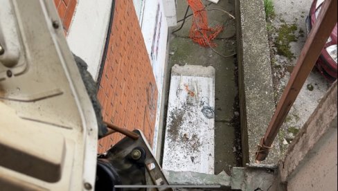 PUKLO JE KAO EKSPLOZIJA: Betonska terasa teška više od 300 kilograma srušila se ispred zgrade u Nišu (FOTO) PUKLO JE KAO EKSPLOZIJA: Betonska terasa teška više od 300 kilograma srušila se ispred zgrade u Nišu (FOTO)