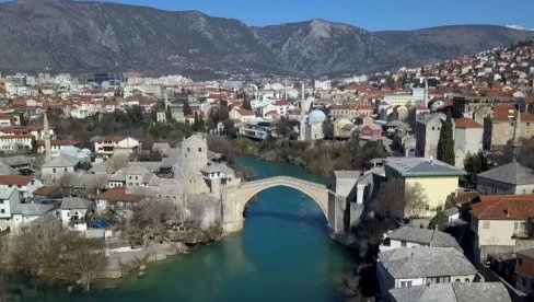 ZA 18.000 EVRA OTKUPIO KAZNU ZA RATNI ZLOČIN: Dražen Lovrić osuđen na godinu dana za torturu nad civilima u Mostaru ZA 18.000 EVRA OTKUPIO KAZNU ZA RATNI ZLOČIN: Dražen Lovrić osuđen na godinu dana za torturu nad civilima u Mostaru