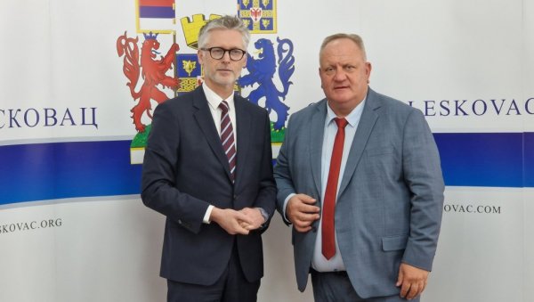 НЕРАСКИДИВЕ ВЕЗЕ: Амбасадор Аустрије боравио у Лесковцу НЕРАСКИДИВЕ ВЕЗЕ: Амбасадор Аустрије боравио у Лесковцу