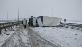 ТЕШКА САОБРАЋАЈНА НЕСРЕЋА КОД ДОБАНОВАЦА: Камиони леже преврнути на путу - саобраћај у колапсу