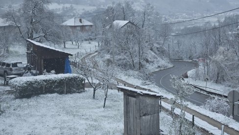 PALO SKORO POLA METRA: Aprilski sneg zavejao Polimsku dolinu i Novu Varoš (FOTO) PALO SKORO POLA METRA: Aprilski sneg zavejao Polimsku dolinu i Novu Varoš (FOTO)