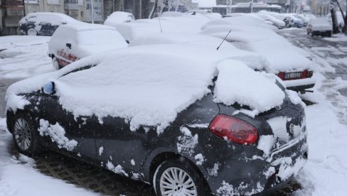 NESTVARNI PRIZORI IZ KRALJEVA: Grad osvanuo pod snežnim pokrivačem - kao usred zime (FOTO)