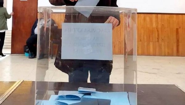 ГЛАСАЊЕ У НАЈМАЊЕ 50 ГРАДОВА И ОПШТИНА: Чека се распуштање републичког и покрајинског парламента, па да се употпуни изборни пакет ГЛАСАЊЕ У НАЈМАЊЕ 50 ГРАДОВА И ОПШТИНА: Чека се распуштање републичког и покрајинског парламента, па да се употпуни изборни пакет