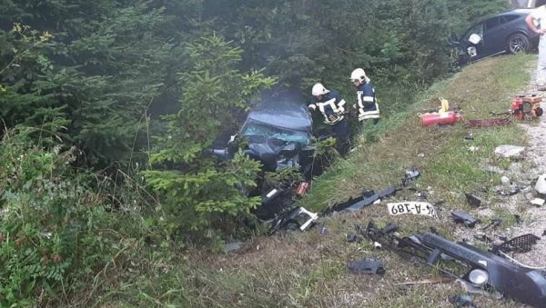 БРЗА ВОЖЊА ЛАНИ УГАСИЛА 100 ЖИВОТА На путевима у Српској неприлагођеном брзином грађани срљају у смрт БРЗА ВОЖЊА ЛАНИ УГАСИЛА 100 ЖИВОТА На путевима у Српској неприлагођеном брзином грађани срљају у смрт