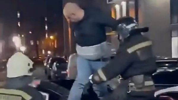 ПОГЛЕДАЈТЕ - ЧОВЕК ПРЕЖИВЕО ПАД СА 19. СПРАТА: Отресао прашину са рамена и отишао певајући у болницу (ВИДЕО) ПОГЛЕДАЈТЕ - ЧОВЕК ПРЕЖИВЕО ПАД СА 19. СПРАТА: Отресао прашину са рамена и отишао певајући у болницу (ВИДЕО)
