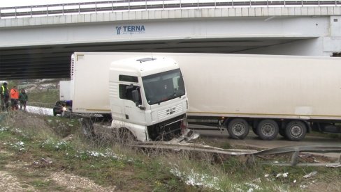 ŠLEPER SKLIZNUO SA PUTA: Saobraćaj u prekidu narednih nekoliko sati ŠLEPER SKLIZNUO SA PUTA: Saobraćaj u prekidu narednih nekoliko sati