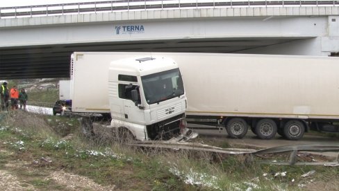 ŠLEPER SKLIZNUO SA PUTA: Saobraćaj u prekidu narednih nekoliko sati