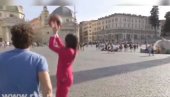 HIT VIDEO IZ RIMA: Novinarka RTS-a u stilu Bogdanovića - mreže se usijale (VIDEO) HIT VIDEO IZ RIMA: Novinarka RTS-a u stilu Bogdanovića - mreže se usijale (VIDEO)