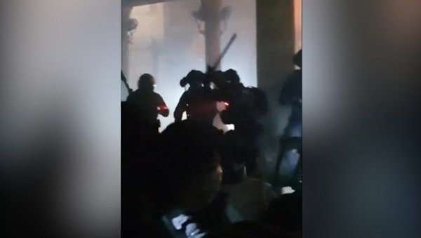 ПЕНДРЕЧЕЊЕ, ПЛАЧ И ЈАУК: Погледајте бруталност израелске полиције над палестинским младићима у џамији Ал Акса (ВИДЕО) ПЕНДРЕЧЕЊЕ, ПЛАЧ И ЈАУК: Погледајте бруталност израелске полиције над палестинским младићима у џамији Ал Акса (ВИДЕО)