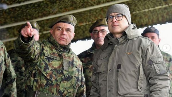 ВУЧЕВИЋ ОБИШАО ТРЕЋУ БРИГАДУ КОПНЕНЕ ВОЈСКЕ: Србија је данас посвећена миру и националним интересима (ФОТО) ВУЧЕВИЋ ОБИШАО ТРЕЋУ БРИГАДУ КОПНЕНЕ ВОЈСКЕ: Србија је данас посвећена миру и националним интересима (ФОТО)