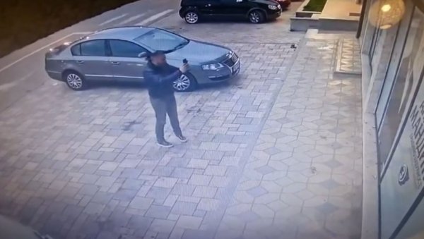 МИЛОВЦИ ЈАЈИМА ГАЂАЛИ ПРОСТОРИЈЕ ДФ? Инцидент у Никшићу, огласили се Нове српске демократије (ВИДЕО) МИЛОВЦИ ЈАЈИМА ГАЂАЛИ ПРОСТОРИЈЕ ДФ? Инцидент у Никшићу, огласили се Нове српске демократије (ВИДЕО)