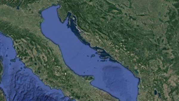 ВЕЛИКИ ЦРВЕНИ КРУГ СНИМЉЕН ИЗНАД ЈАДРАНА: Фантастичан феномен због ког су сви гледали у небо, ево о чему се ради (ФОТО) ВЕЛИКИ ЦРВЕНИ КРУГ СНИМЉЕН ИЗНАД ЈАДРАНА: Фантастичан феномен због ког су сви гледали у небо, ево о чему се ради (ФОТО)