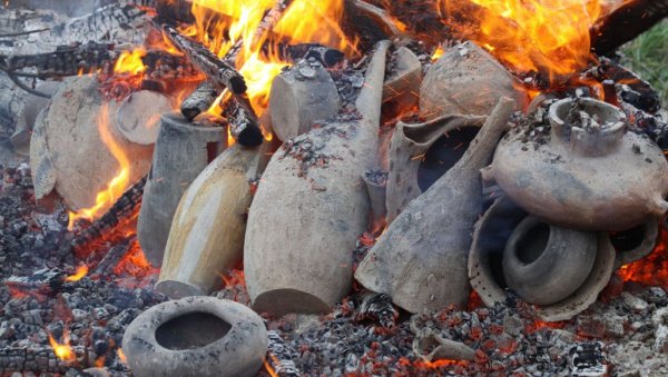 СРПСКО БЛАГО СА ЛИСТЕ УНЕСКО: Почиње чувена колонија злакушке керамике СРПСКО БЛАГО СА ЛИСТЕ УНЕСКО: Почиње чувена колонија злакушке керамике