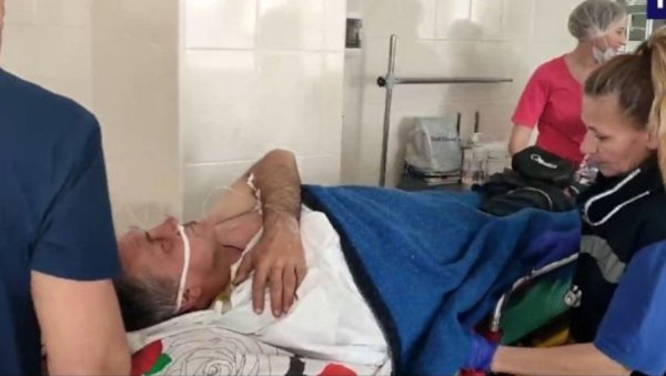 РУСКИ ВОЈНИК ПРЕЖИВЕО ПОГОДАК У СРЦЕ: Рањавање фрагментом артиљеријске гранате великог калибра (ВИДЕО) РУСКИ ВОЈНИК ПРЕЖИВЕО ПОГОДАК У СРЦЕ: Рањавање фрагментом артиљеријске гранате великог калибра (ВИДЕО)