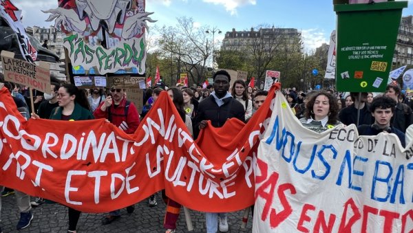 МАСЕ ЉУДИ НА ПРВОМАЈСКИМ ПОВОРКАМА У ФРАНЦУСКОЈ: Против пензијске реформе на Празнику рада