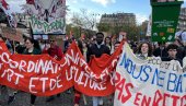 МАСЕ ЉУДИ НА ПРВОМАЈСКИМ ПОВОРКАМА У ФРАНЦУСКОЈ: Против пензијске реформе на Празнику рада МАСЕ ЉУДИ НА ПРВОМАЈСКИМ ПОВОРКАМА У ФРАНЦУСКОЈ: Против пензијске реформе на Празнику рада