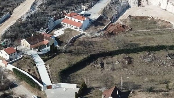МИЛУ ЦУРИ РОК ЗА РУШЕЊЕ: Ђукановић не признаје нелегалну градњу, држава не одустаје од уклањања кућа у Кочанима МИЛУ ЦУРИ РОК ЗА РУШЕЊЕ: Ђукановић не признаје нелегалну градњу, држава не одустаје од уклањања кућа у Кочанима